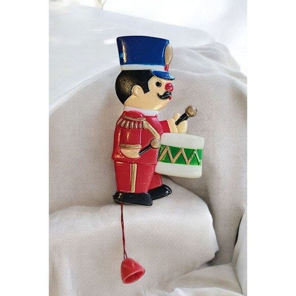 Vintage Action Little Drummer Boy Brooch Pin Christmas Pull Chord Moves - Picture 1 of 5